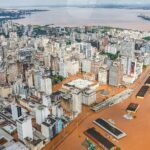 Vista aérea de áreas alagadas na região metropolitana de Porto Alegre durante a enchente de maio de 2024.