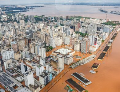 Vista aérea de áreas alagadas na região metropolitana de Porto Alegre durante a enchente de maio de 2024.