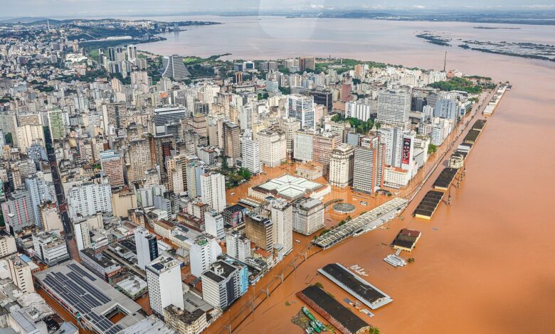 Vista aérea de áreas alagadas na região metropolitana de Porto Alegre durante a enchente de maio de 2024.