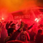 Torcida do Internacional faz festa com sinalizadores vermelhos perto do Beira-Rio