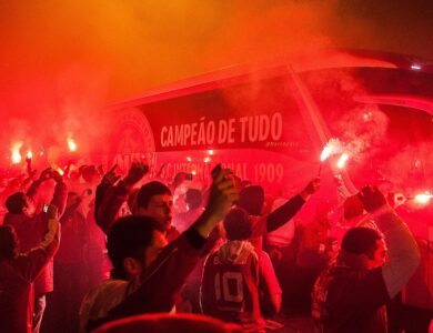 Torcida do Internacional faz festa com sinalizadores vermelhos perto do Beira-Rio