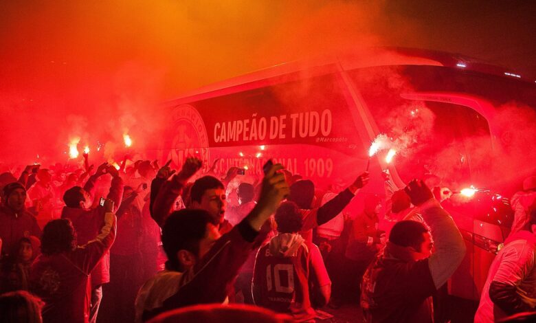 Torcida do Internacional faz festa com sinalizadores vermelhos perto do Beira-Rio