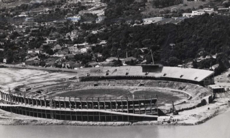 Obras do Estádio Beira-Rio na década de 1960, antes da inauguração