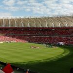 Vista panorâmica das arquibancadas e do gramado do Estádio Beira-Rio