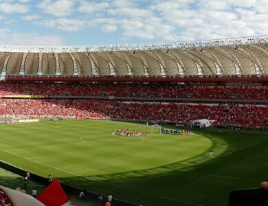 Vista panorâmica das arquibancadas e do gramado do Estádio Beira-Rio
