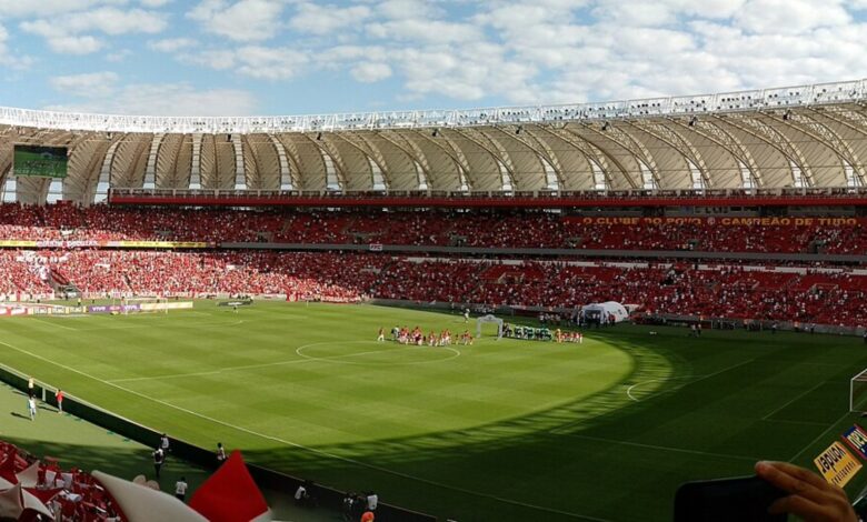 Vista panorâmica das arquibancadas e do gramado do Estádio Beira-Rio