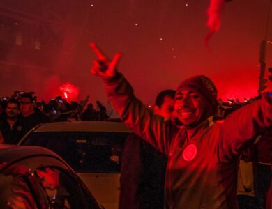 Torcida do Internacional faz festa no entorno do Beira-Rio antes de jogo da Libertadores.