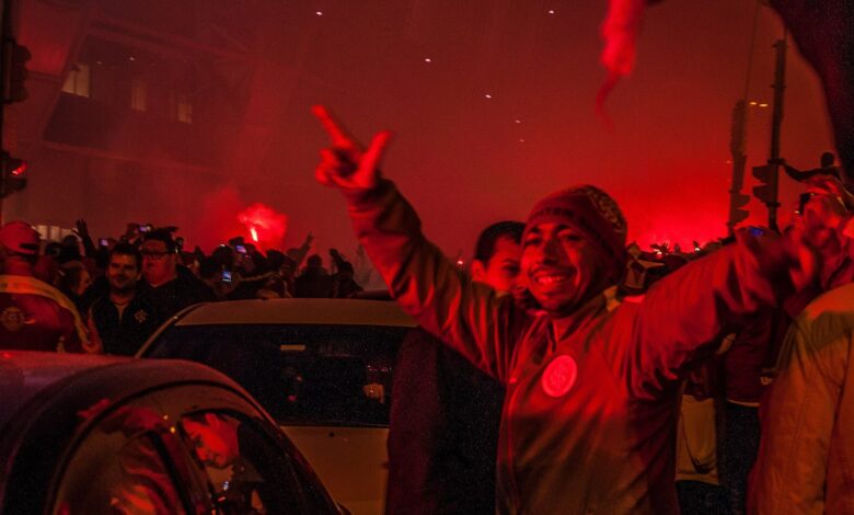 Torcida do Internacional faz festa no entorno do Beira-Rio antes de jogo da Libertadores.