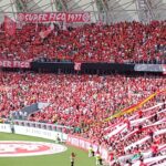 Torcedores do Internacional vestindo vermelho nas arquibancadas do Estádio Beira-Rio