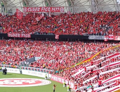 Torcedores do Internacional vestindo vermelho nas arquibancadas do Estádio Beira-Rio