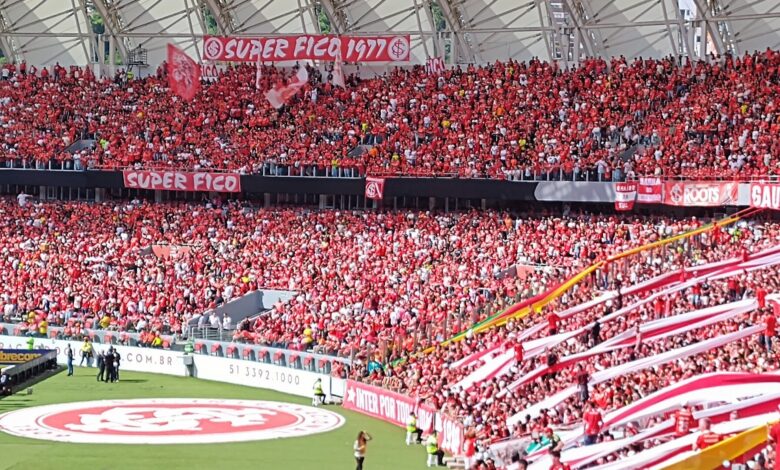 Torcedores do Internacional vestindo vermelho nas arquibancadas do Estádio Beira-Rio